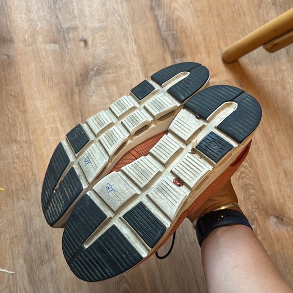 On cloud sneakers - Picture 4 of 7